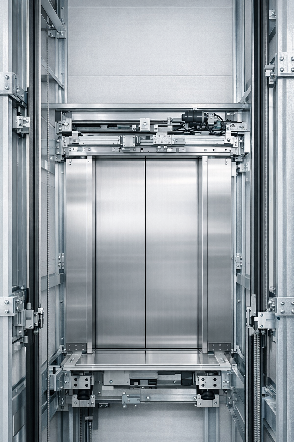 Modernisierte Aufzugsanlage mit präzisen metallischen Führungselementen.